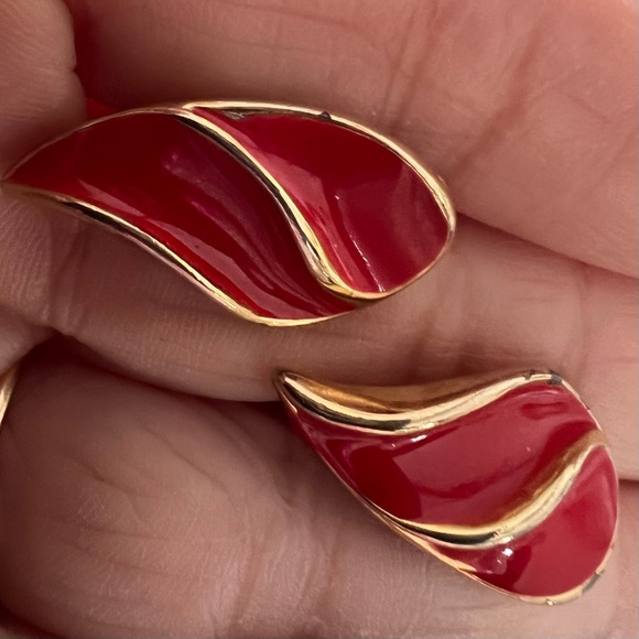 3/$25 💋 Vintage Red Enamel and Gold Leaf Earrings Clip On - Picture 2 of 3